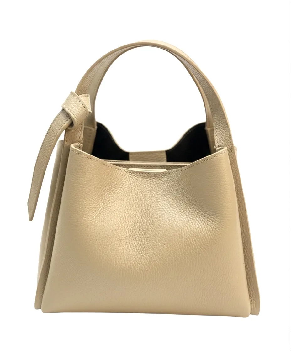 H675-D-0103 · Camel